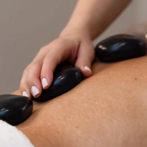 Masaje con piedras calientes
